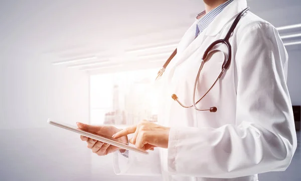 Сучасна медична індустрія представлена за допомогою лікаря-жінки — стокове фото