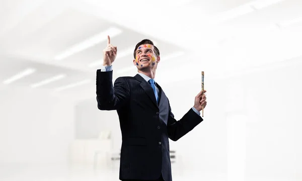 Tiro Horizontal Empresário Alegre Jovem Terno Preto Gesticulando Sorrindo Enquanto — Fotografia de Stock