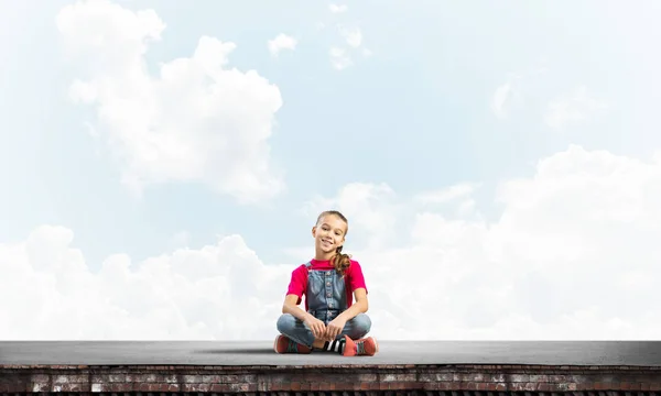 Schattige Jongen Meisje Zit Bouwen Van Dak Camera Kijken — Stockfoto