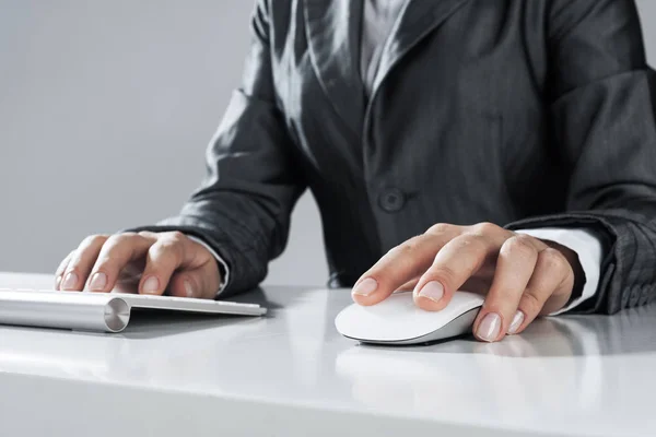 Primo piano della mano della donna d'affari che digita sulla tastiera con il mouse su w — Foto Stock