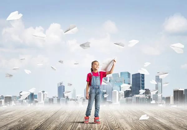 Schattig Kind Meisje Staan Houten Vloer Papier Vliegtuigen Vliegen Rond — Stockfoto