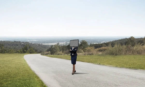 Femme d'affaires avec TV au lieu de la tête . — Photo