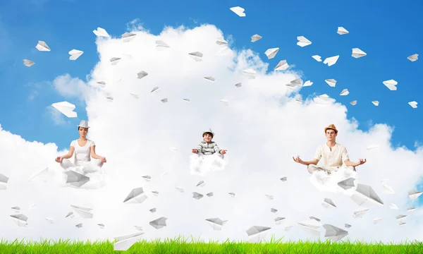Fiatal Család Vezetése Szeme Zárva Keres Koncentrált Miközben Meditál Felhők — Stock Fotó