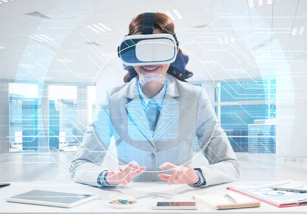 オフィスの中に立っている間デジタル メディア構造を持つ仮想現実のヘッドセットを使用してスーツで美しい 若いビジネスの女性 最新のセキュリティ技術 — ストック写真