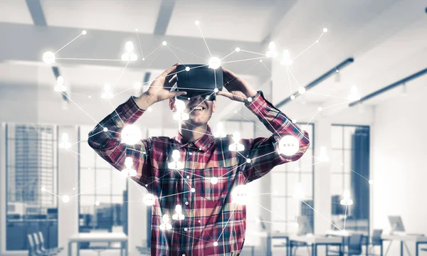 Jonge Man Met Virtual Reality Headset Bril Achtergrond Van Verbinding — Stockfoto