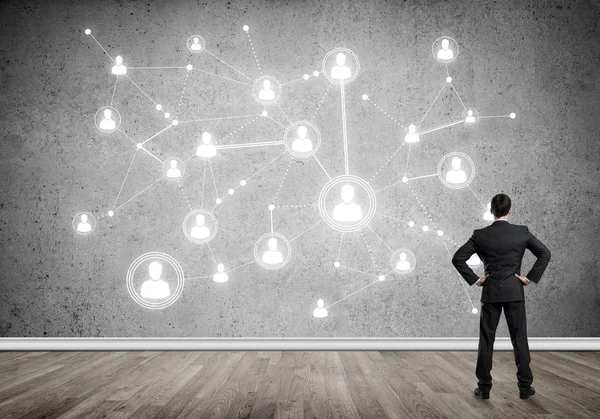 Widok Tyłu Biznesmen Patrząc Ścianie Koncepcji Ciągnione Społecznych Połączeń — Zdjęcie stockowe