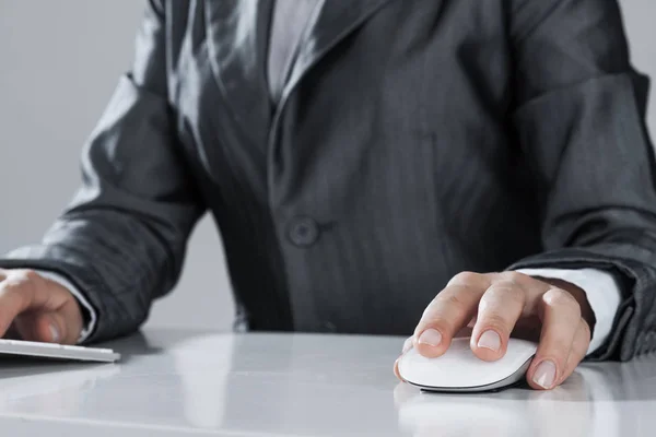 Primo piano della mano della donna d'affari che digita sulla tastiera con il mouse su w — Foto Stock