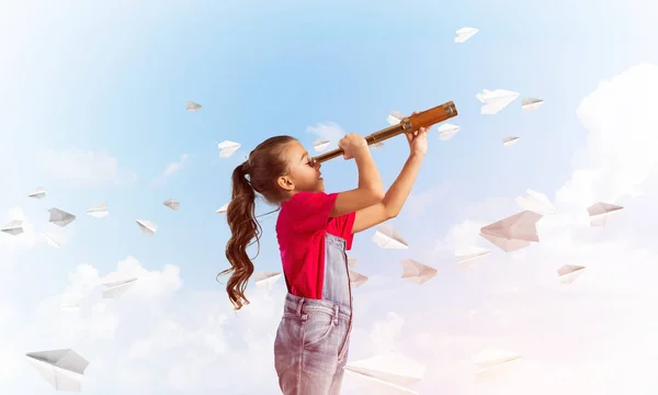 可爱的小女孩在工作服反对梦见未来的天空背景 — 图库照片