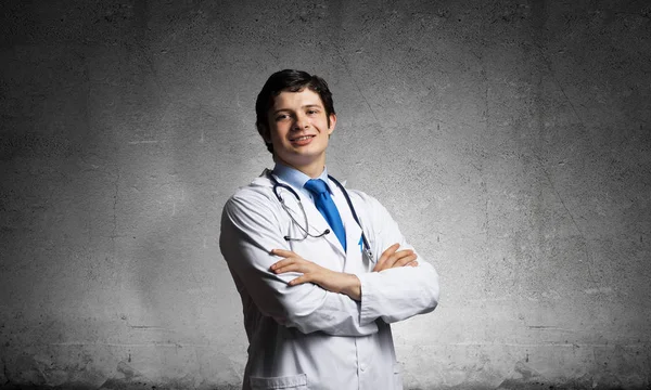 Retrato Médico Hombre Seguro Profesional Traje Médico Blanco Mantener Los — Foto de Stock