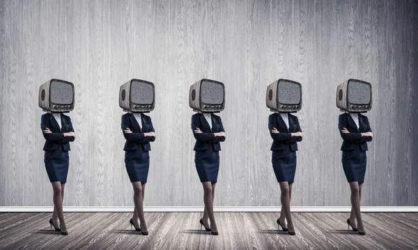Деловые женщины со старым телевизором вместо головы. — стоковое фото