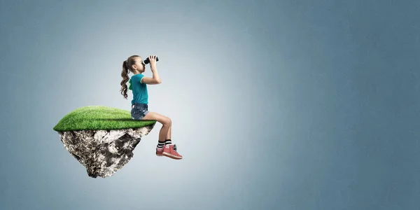 Linda Niña Sentada Isla Flotante Contra Fondo Hormigón —  Fotos de Stock