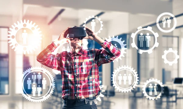 Jeune Homme Avec Casque Réalité Virtuelle Lunettes Sur Fond Connexion — Photo