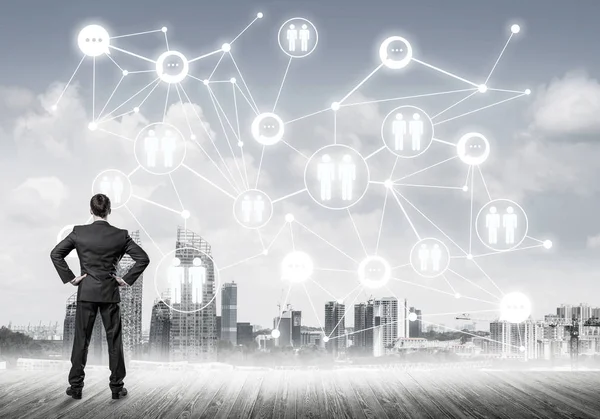 Modern şehir manzarası ve bağlantı konseptine bakan işadamlarının arka planı