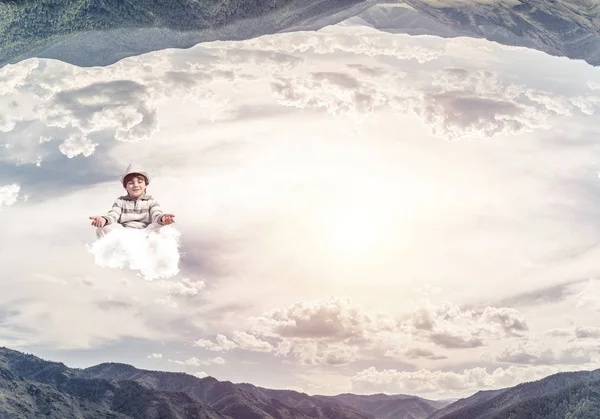 Niño Manteniendo Los Ojos Cerrados Mirando Concentrado Mientras Medita Nube — Foto de Stock