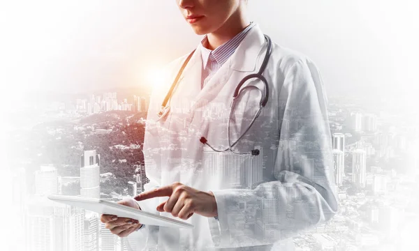 Κλείστε Την Εικόνα Του Ιατρικού Υπαλλήλου Λευκό Κοστούμι Χρησιμοποιώντας Tablet — Φωτογραφία Αρχείου