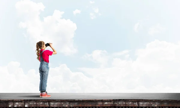 Roztomilé Dívka Školního Věku Střeše Budovy Při Pohledu Dalekohledu — Stock fotografie