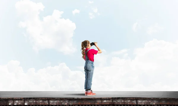 Roztomilé Dívka Školního Věku Střeše Budovy Při Pohledu Dalekohledu — Stock fotografie