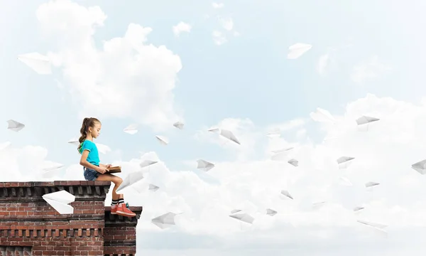 Menina Bonito Sentado Telhado Edifício Livro Leitura — Fotografia de Stock