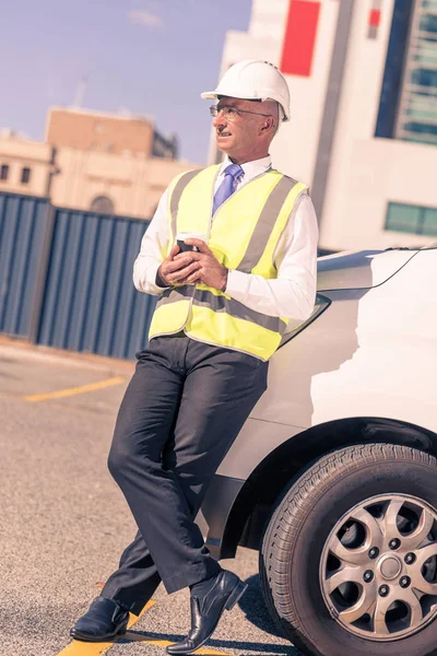 Ingeniero Senior Hombre Traje Casco Aire Libre Teniendo Café — Foto de Stock