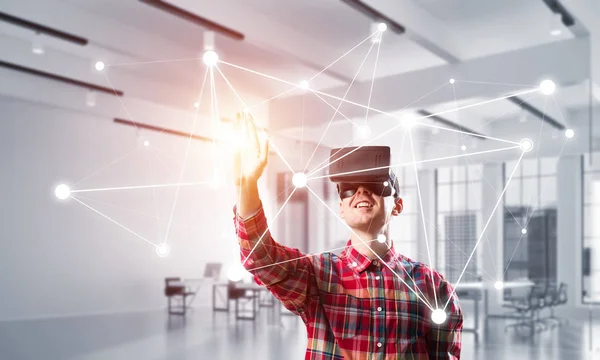 Jonge Man Met Virtual Reality Headset Bril Achtergrond Van Verbinding — Stockfoto