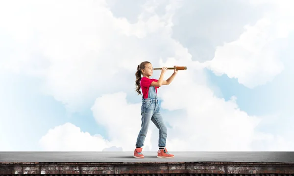 Słodkie Dziecko Dziewczyna Stojąc Dachu Domu Patrząc Spyglass — Zdjęcie stockowe