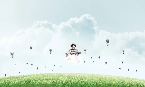 若い男の子の目を維持が閉じられ 雲の背景に明るく美しい風景と気球を飛行中に瞑想しながら集中して見て — ストック写真