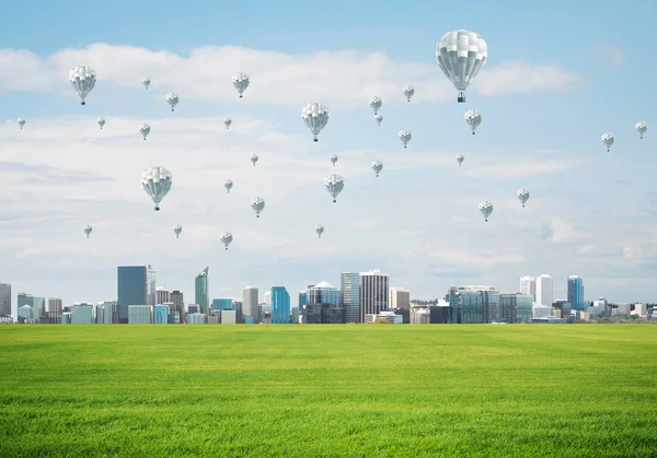 Konzept des umweltfreundlichen Lebens mit Flugzeugen über der Stadt — Stockfoto