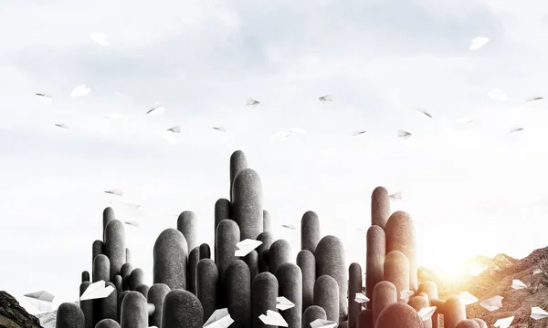 Mehrere Steinsäulen mit atemberaubender Landschaft — Stockfoto