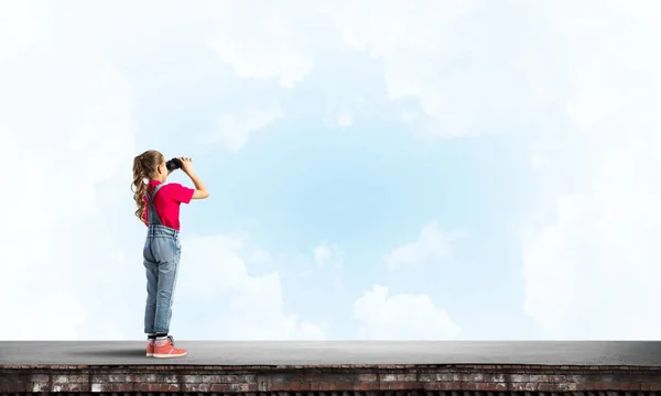 Roztomilé Dívka Školního Věku Střeše Budovy Při Pohledu Dalekohledu — Stock fotografie