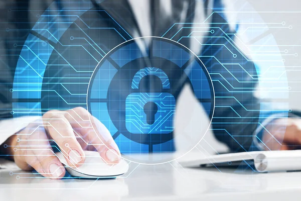 Klavye üzerinde kadın yazarak şifre ile Internet güvenlik kavramı