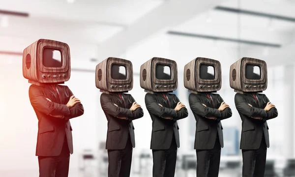 머리가 아니라 옛날 TV 를 사용하는 사업가들. — 스톡 사진