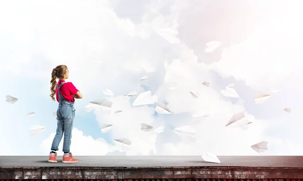 Nettes Mädchen Steht Auf Hausdach Und Papierflieger Fliegen Herum — Stockfoto