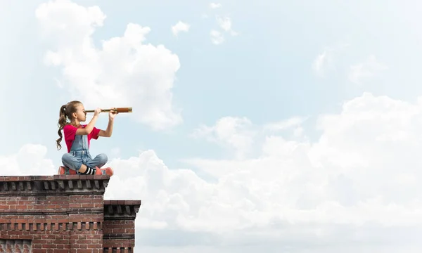 Nettes Mädchen Sitzt Auf Dem Hausdach Und Schaut Spionaglas — Stockfoto