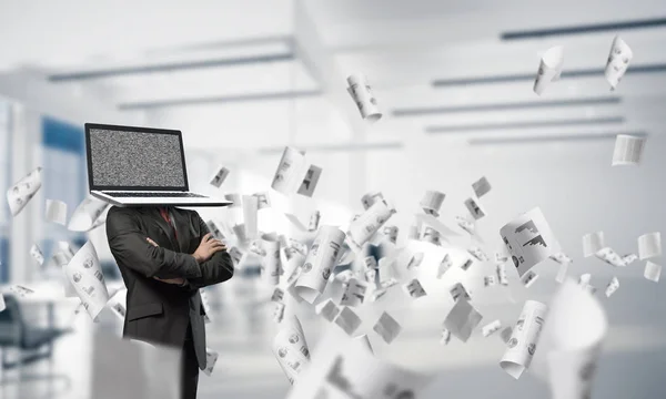Uomo d'affari con computer portatile invece di testa . — Foto Stock