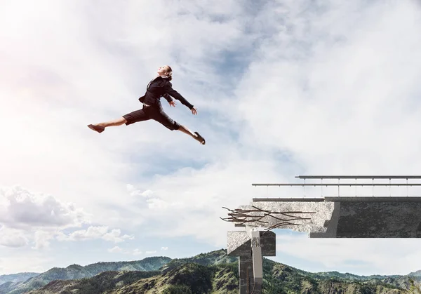 ビジネスの女性の課題を克服するためのシンボルとしてコンクリート製の橋に巨大なギャップを飛び越えます 空の景色と自然を背景に表示します レンダリング — ストック写真