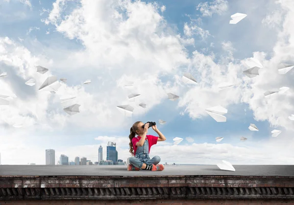 Schattig Meisje Van School Leeftijd Gebouw Dak Kijken Verrekijker — Stockfoto