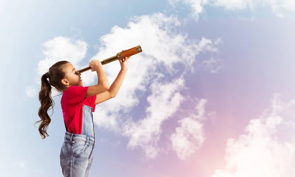 Kleines Süßes Mädchen Overalls Vor Himmelblauem Hintergrund Träumt Von Der — Stockfoto