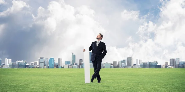 Imagen Conceptual Del Joven Hombre Negocios Traje Mirando Revés Sosteniendo — Foto de Stock