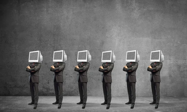 Empresarios con monitores en lugar de cabeza. — Foto de Stock
