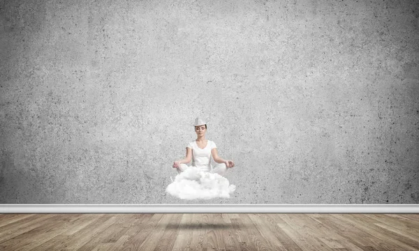 Junge Frau Hält Die Augen Geschlossen Und Schaut Konzentriert Während — Stockfoto