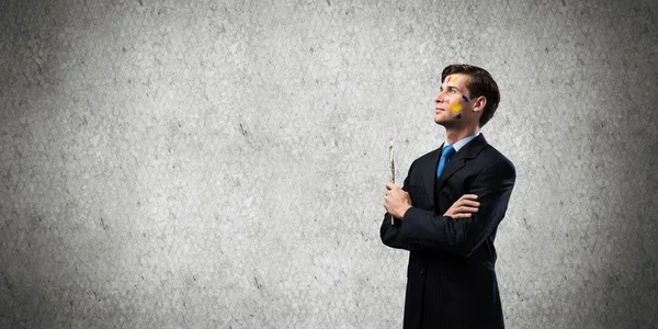 Imagen Conceptual Hombre Negocios Seguro Exitoso Traje Negro Pie Contra — Foto de Stock