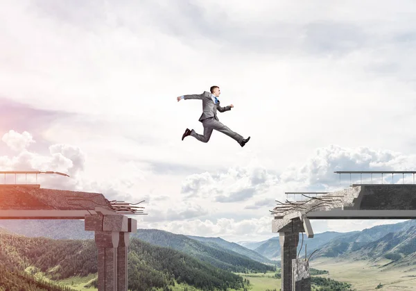 Geschäftsmann Springt Über Riesige Lücke Betonbrücke Als Symbol Für Die — Stockfoto