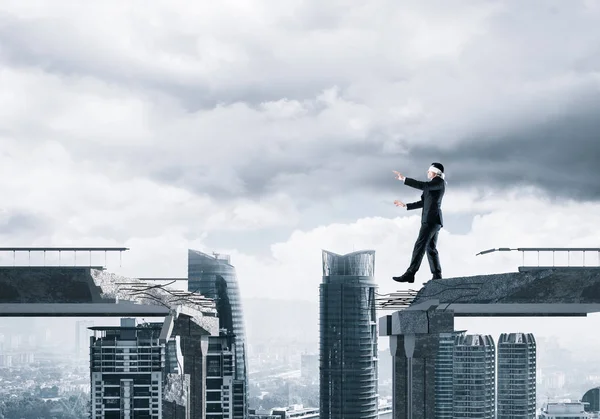 Empresario Caminando Con Los Ojos Vendados Sobre Puente Hormigón Con — Foto de Stock