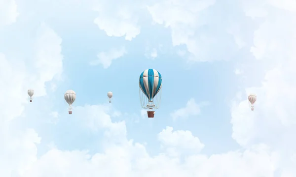 五颜六色的飞行器飞过蓝天白云 — 图库照片