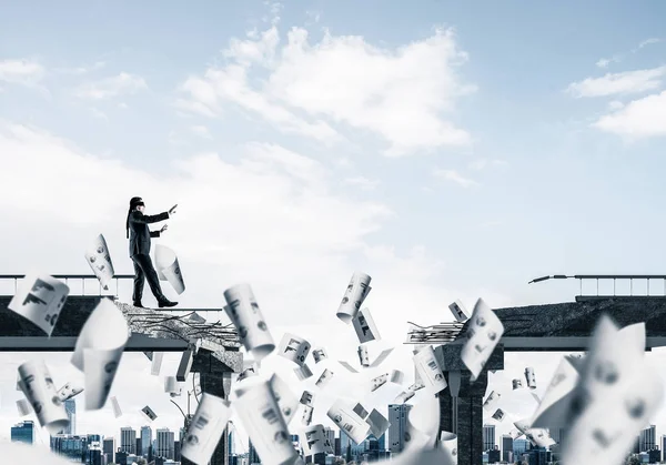 Kağıtları kocaman bir boşluk ile beton köprü üzerinde gizli tehditler ve riskler sembolü olarak uçan arasında blindfolded yürüyüş iş adamı. Cityscape görünümü arka plan üzerinde. 3D render.
