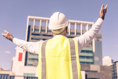 Kask ve ceket açık şantiye kontrol mühendisi adam