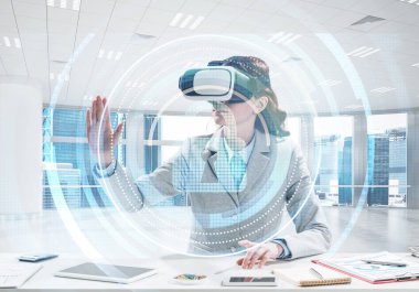 Dijital medya yapısı içinde office dururken ile sanal gerçeklik kulaklık kullanarak takım elbiseli güzel ve genç iş kadını. Güncel güvenlik teknolojileri