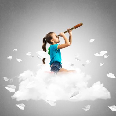 Etrafında uçan spyglass ve kağıt uçaklar seyir bulut üzerinde oturan sevimli kız