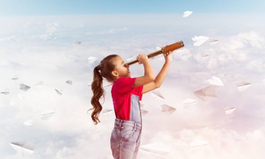 Gökyüzü arka plan hakkında geleceği görmenin karşı tulum, küçük şirin kız