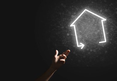 Koyu arkaplanda ev ya da ana sayfa simgesine elle işaret edilen kavramsal resim